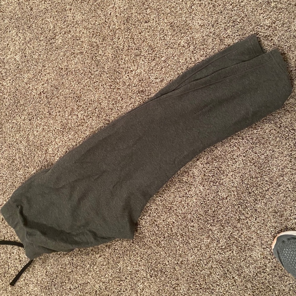 Men's Under Armour fitted sweats - large